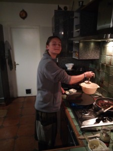 Coralie prépare les galettes