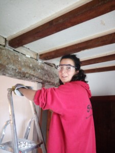 Anne dégage une poutre